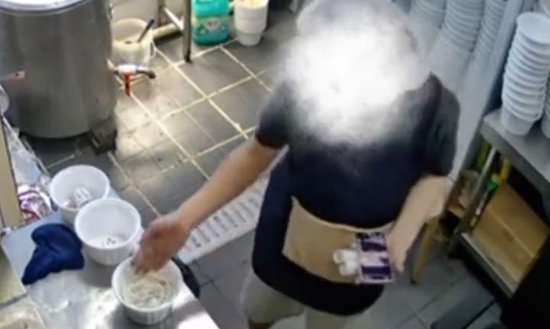 “隔着屏幕都觉得恶心！	”一餐饮店员工摸脚后徒手抓丸子	，被“明厨亮灶”监控拍下，涉事人员已被停职